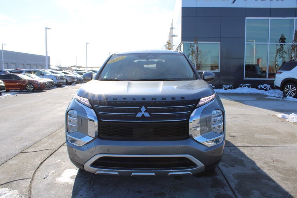 Used 2022 Mitsubishi Outlander SE image 2