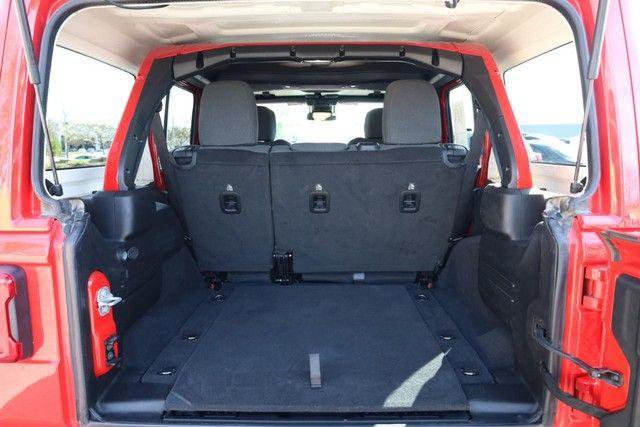 Used 2025 Jeep Wrangler Unlimited Rubicon AWD/4WD image 7