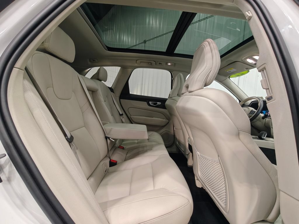 Used 2022 Volvo XC60 B5 Momentum AWD/4WD image 25