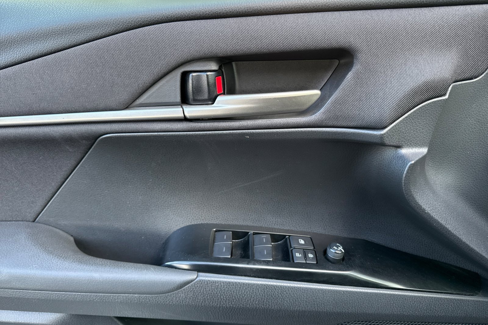 Used 2025 Toyota Camry LE image 12