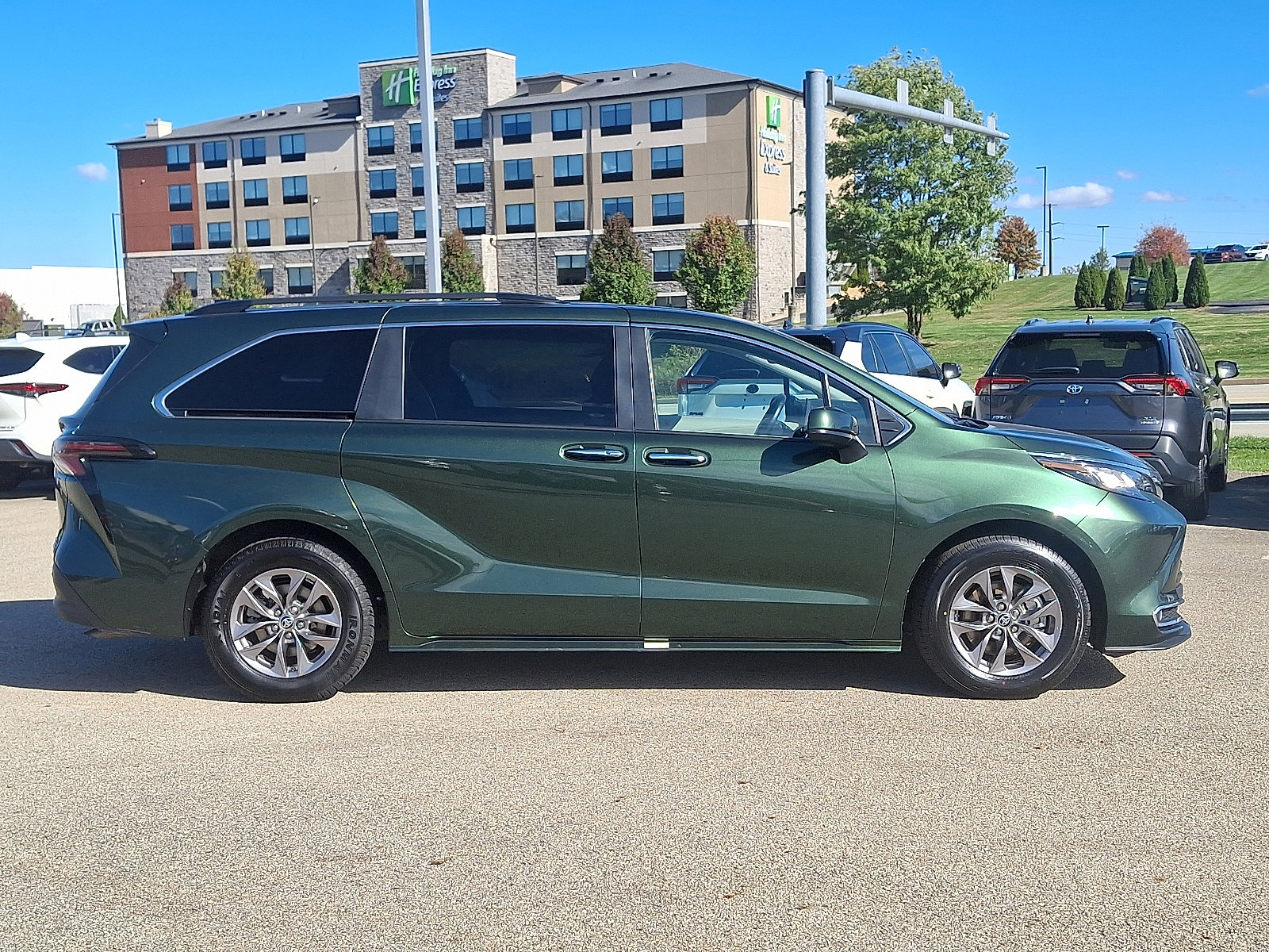 Used 2023 Toyota Sienna XLE image 7