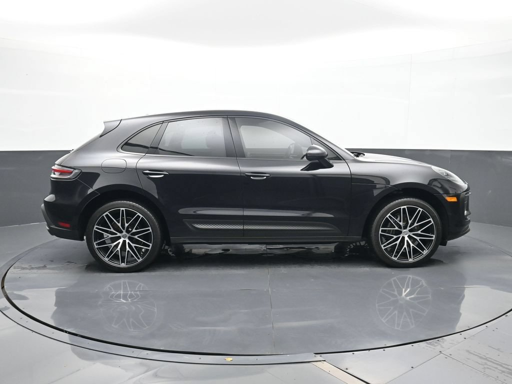Certified 2025 Porsche Macan AWD/4WD image 24