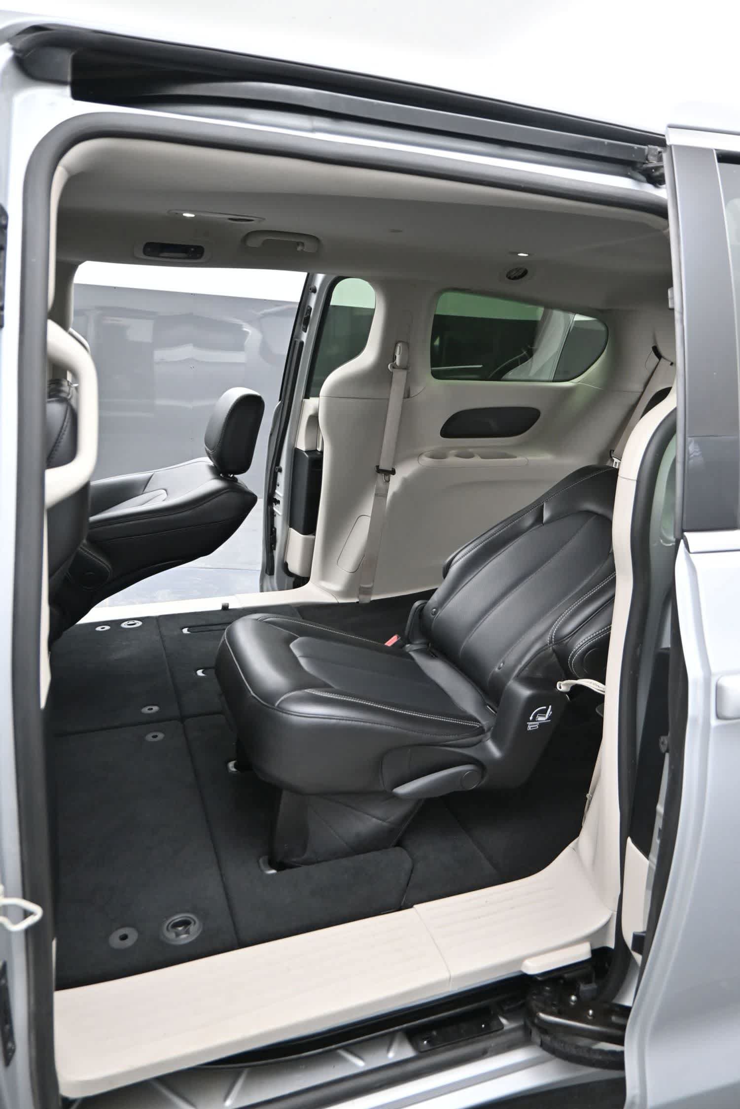Used 2024 Chrysler Pacifica Touring-L FWD image 17