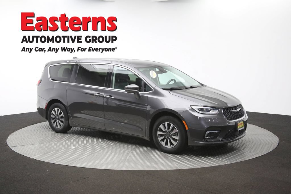 Used 2022 Chrysler Pacifica Touring-L w/ Uconnect Theater Family Group FWD image 49