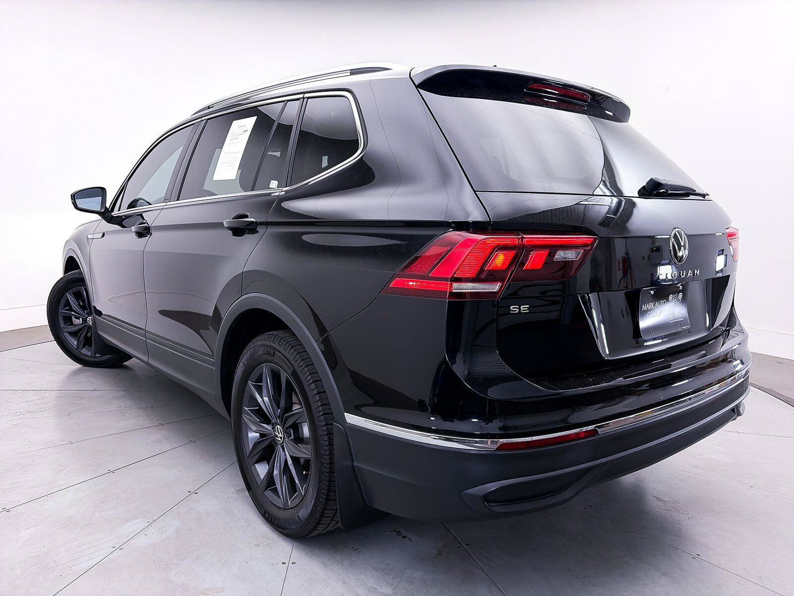 Used 2022 Volkswagen Tiguan SE FWD image 2