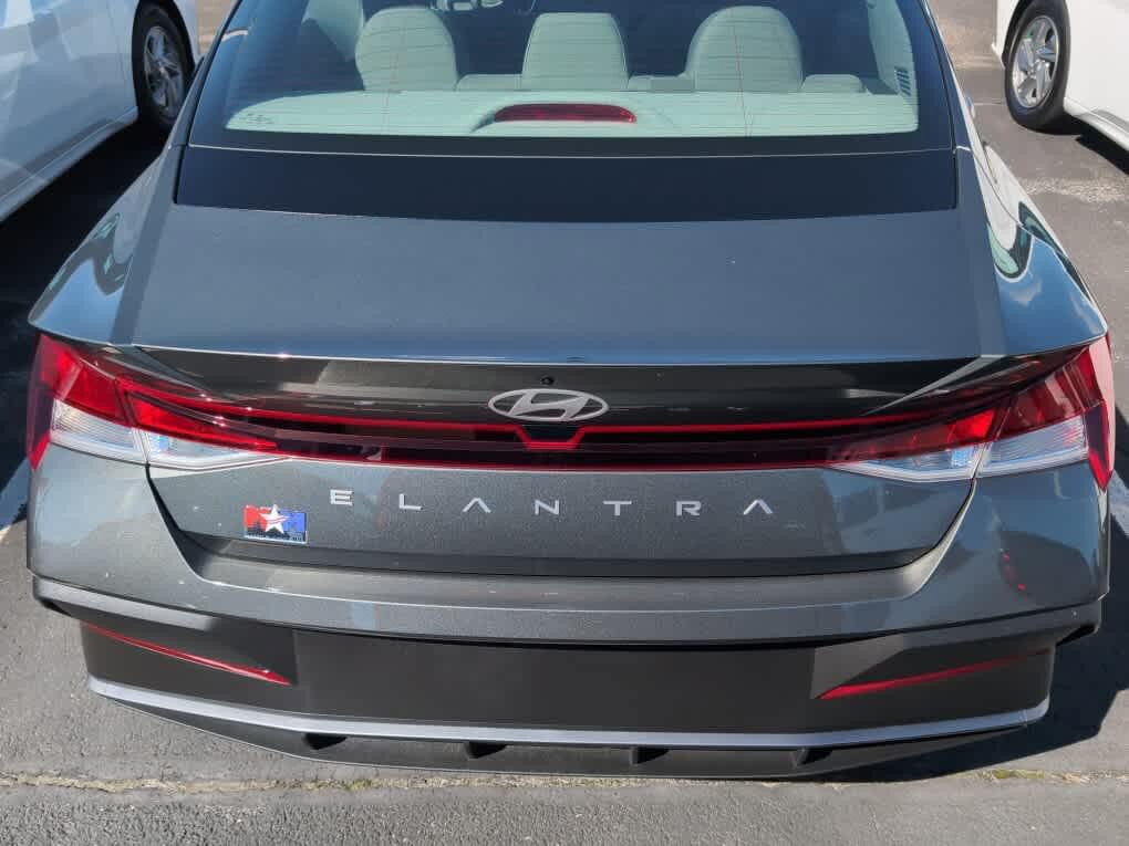 New 2026 Hyundai Elantra SE FWD image 18