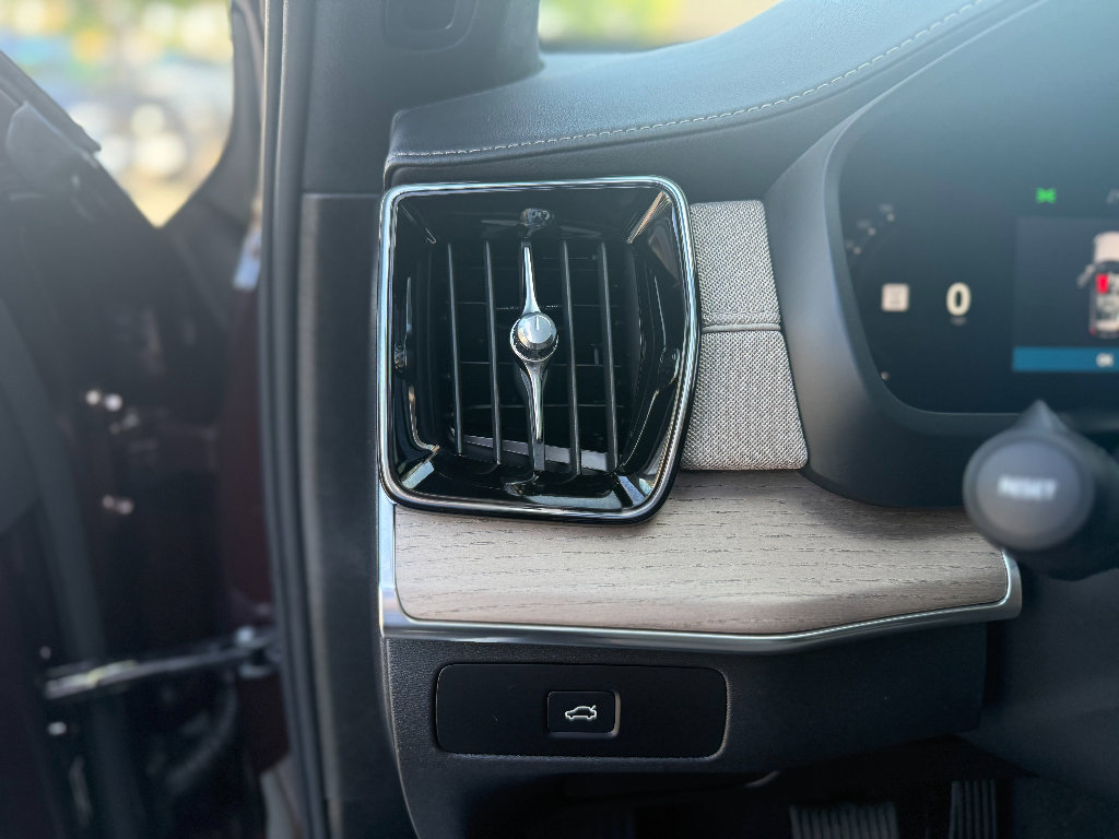 New 2026 Volvo XC90 B6 Ultra w/ Lounge Package image 15