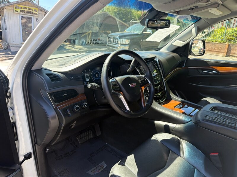 Used 2018 Cadillac Escalade ESV Premium Luxury AWD/4WD image 16