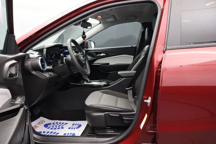 Used 2025 Chevrolet Trax LT FWD image 14