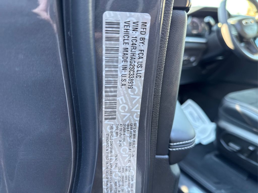 Used 2025 Jeep Grand Cherokee Altitude image 17