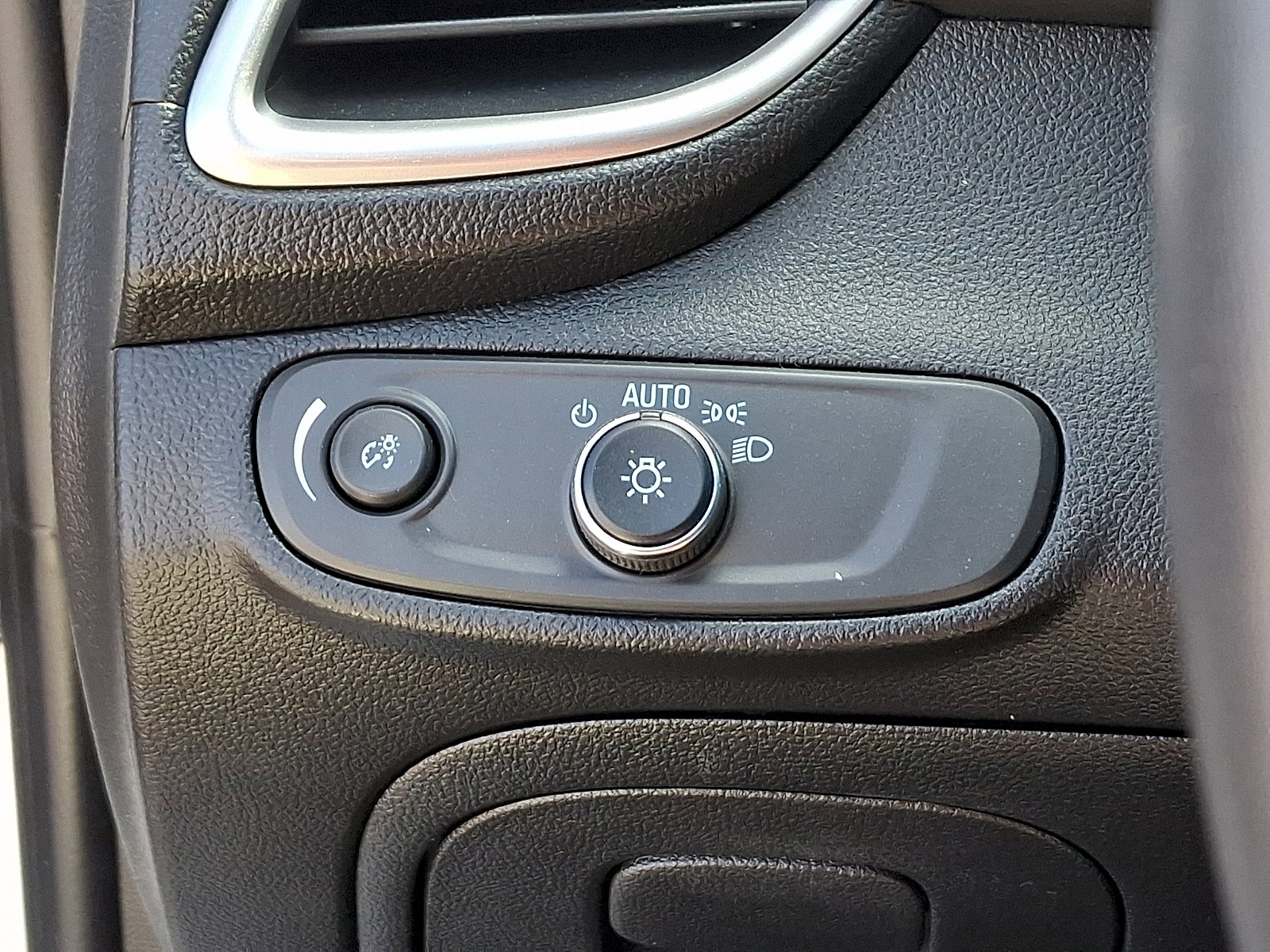 Used 2022 Chevrolet Trax LT w/ Sport Edition image 25