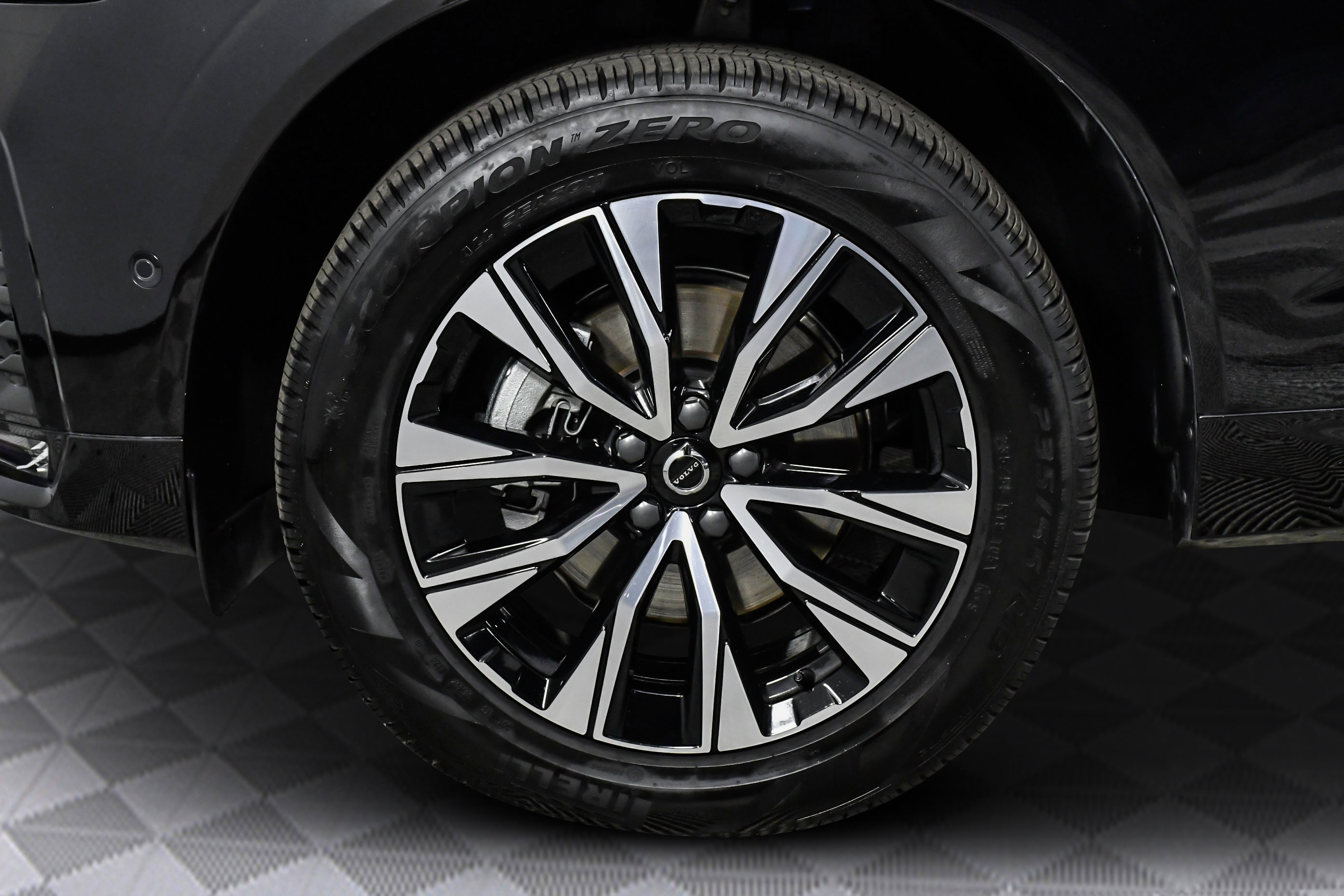 Used 2025 Volvo XC60 B5 Plus image 31