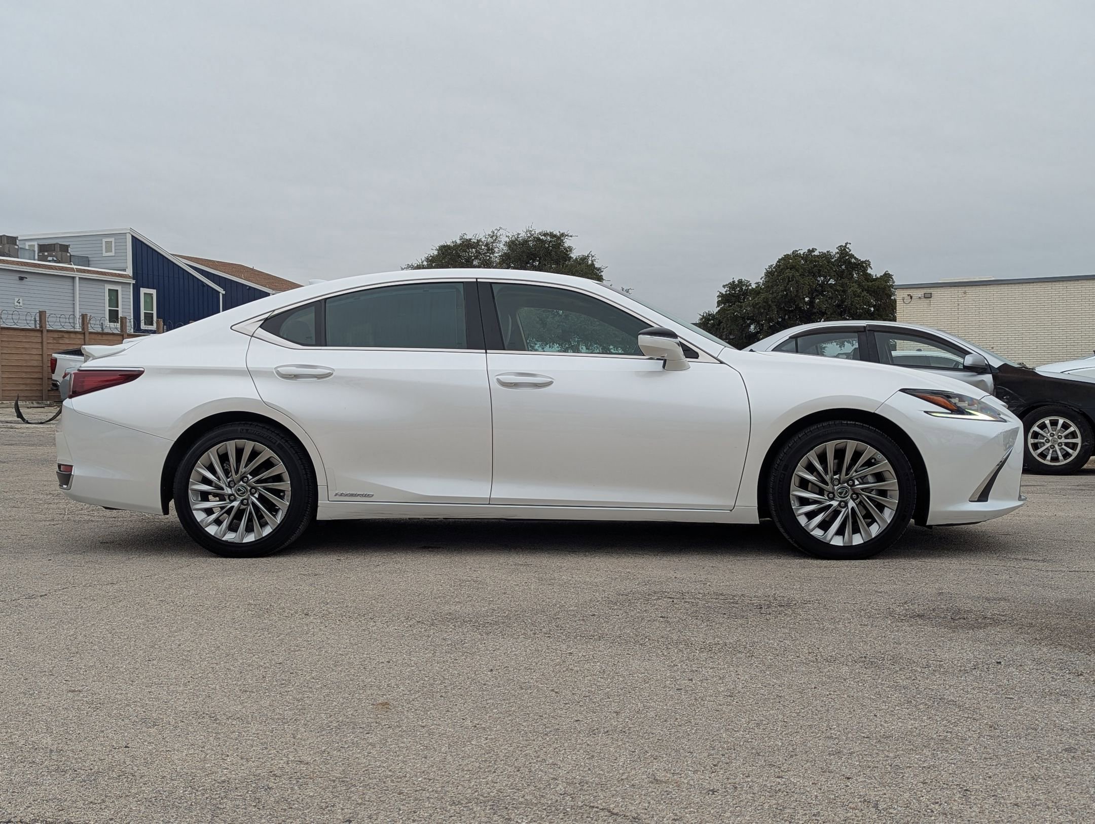 Used 2022 Lexus ES 300h Ultra Luxury image 3