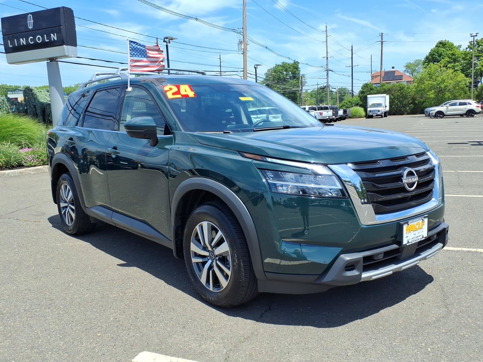 Used 2024 Nissan Pathfinder SL AWD/4WD image 1
