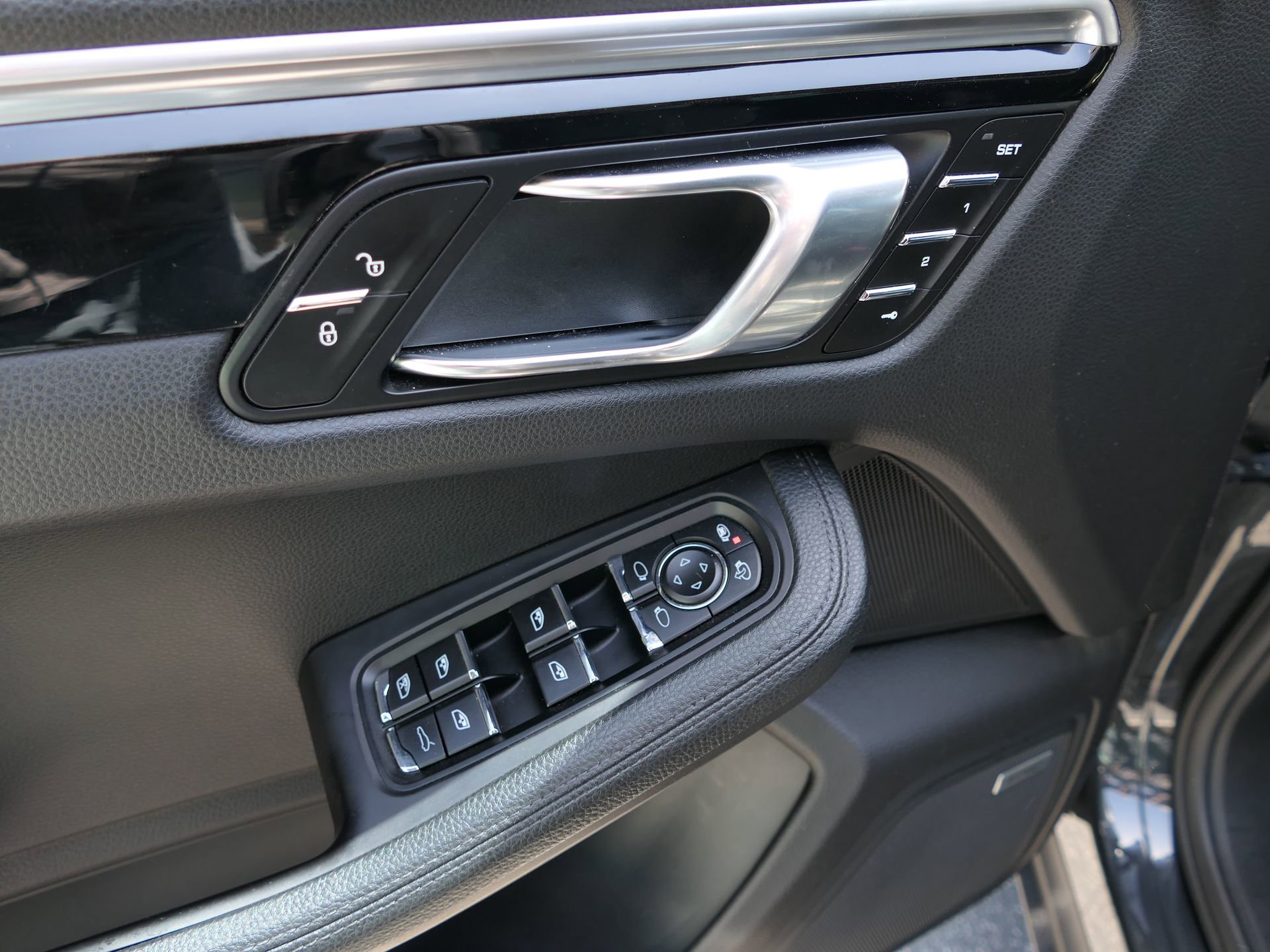 Used 2018 Porsche Macan Sport Edition w/ Premium Package Plus AWD/4WD image 14