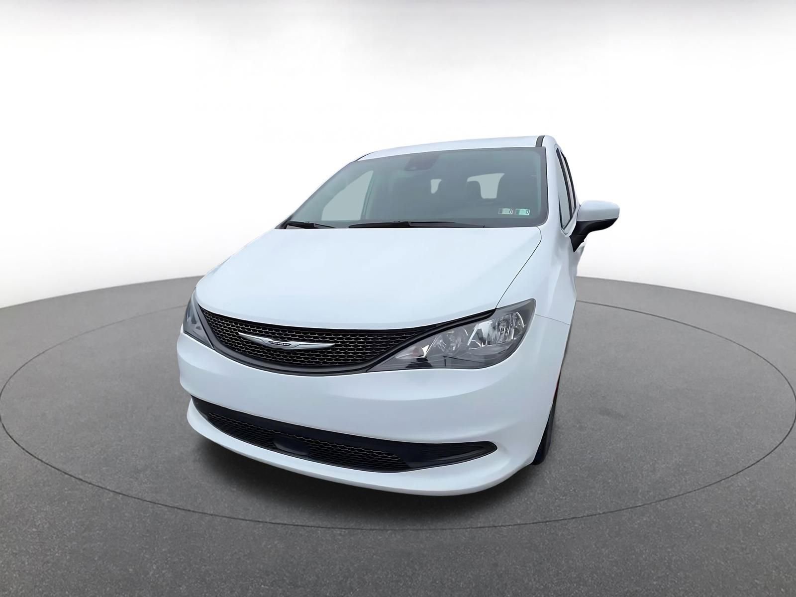 Used 2023 Chrysler Voyager LX image 6