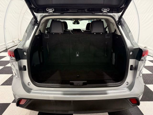 Used 2025 Toyota Highlander Platinum image 4