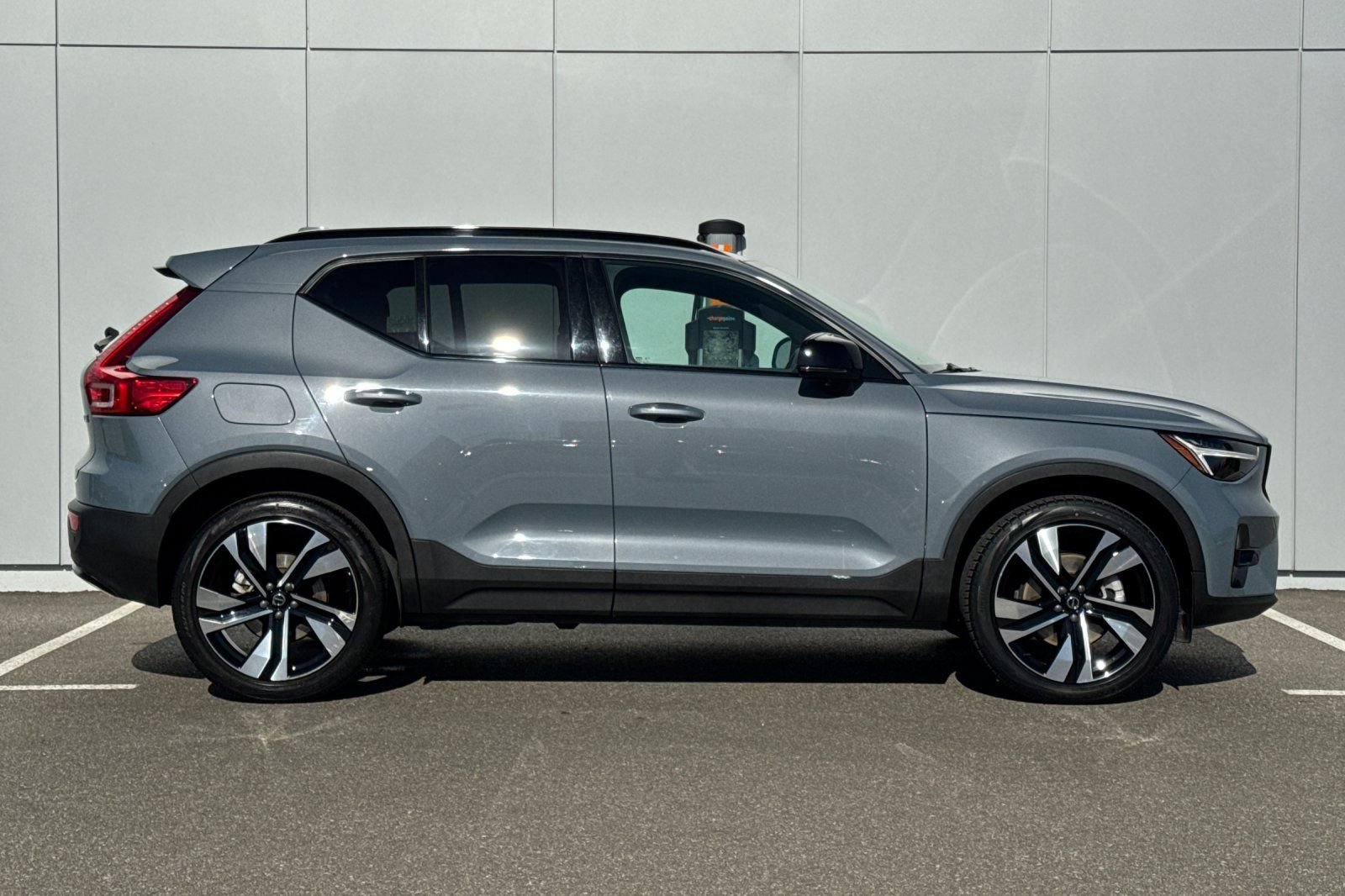 Used 2023 Volvo XC40 B5 Plus w/ Protection Package Premier AWD/4WD image 6