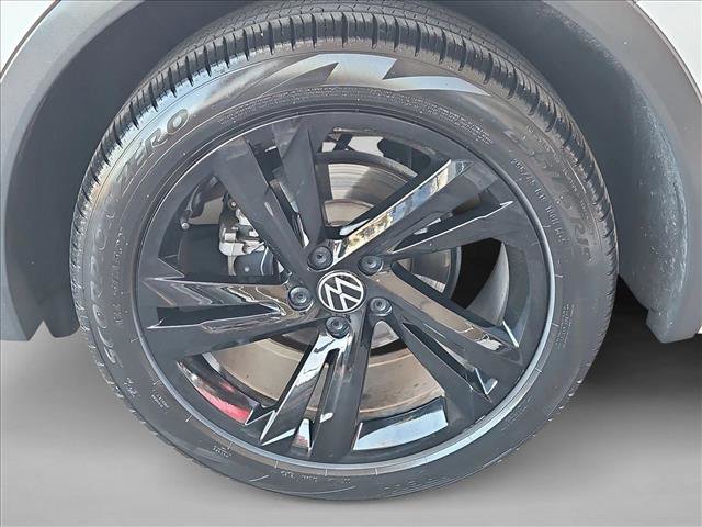 Used 2023 Volkswagen Tiguan SE R-Line image 30