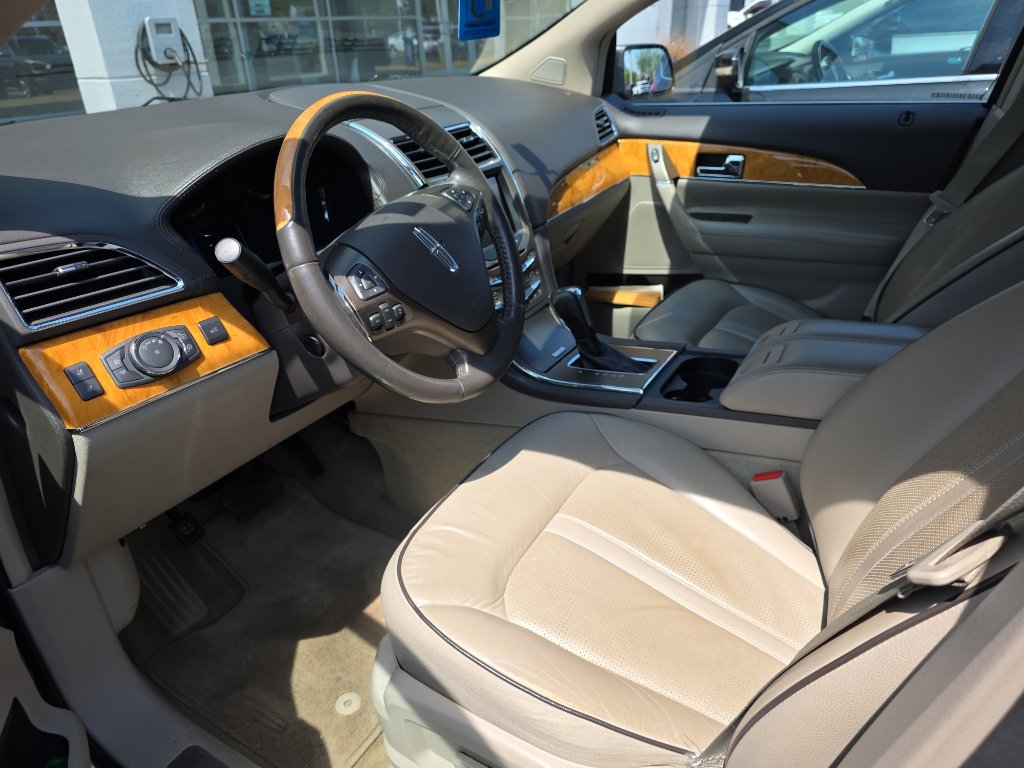 Used 2013 Lincoln MKX FWD image 4