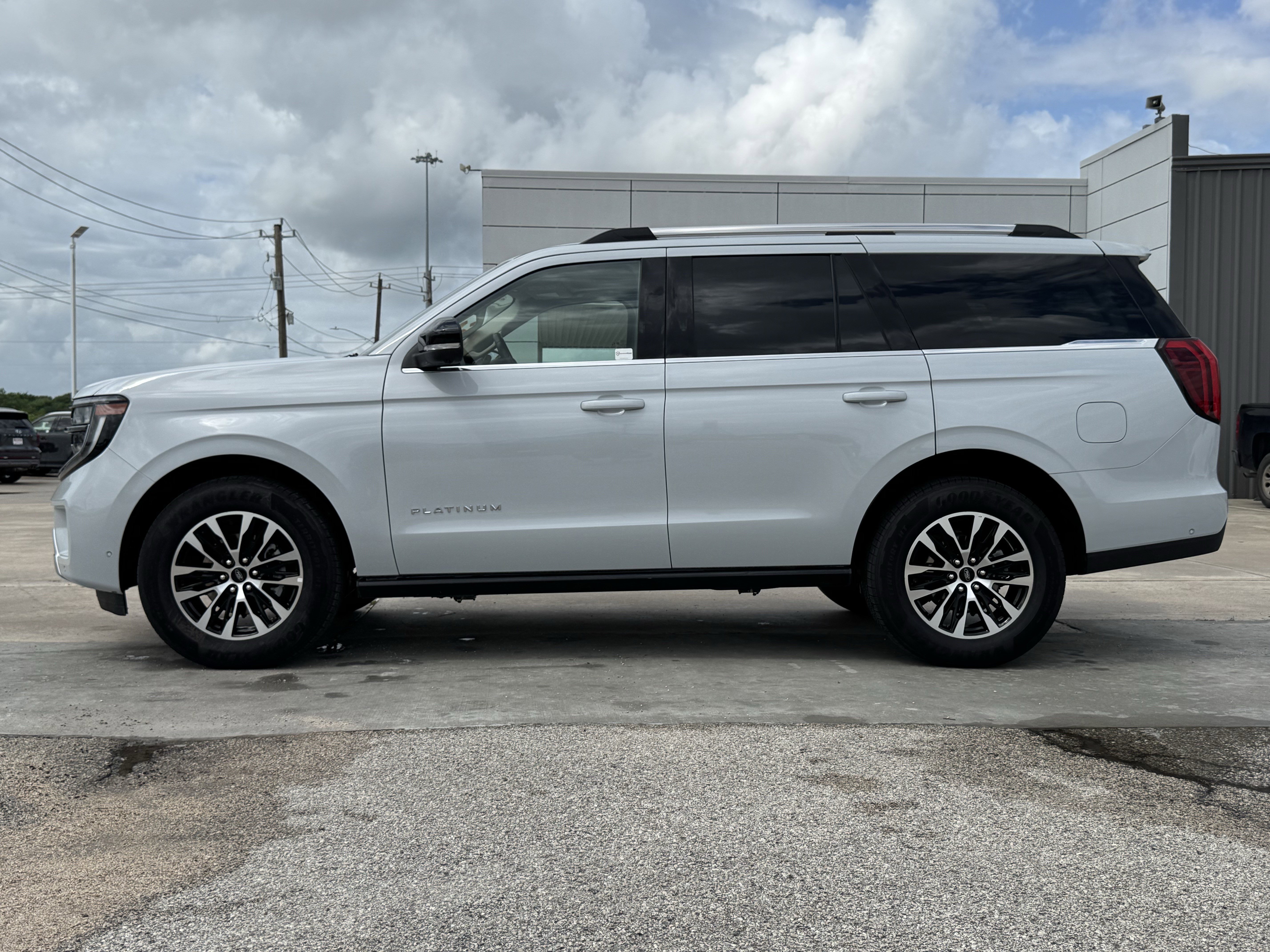 Used 2025 Ford Expedition Platinum AWD/4WD image 7