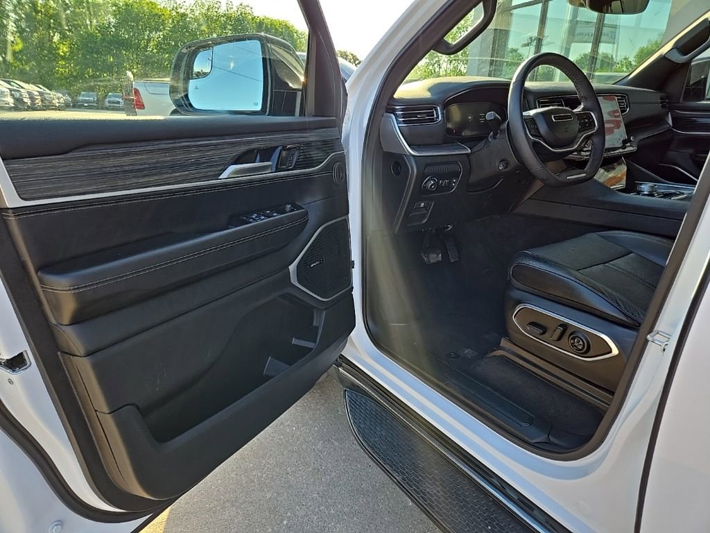 Used 2024 Jeep Wagoneer Series II w/ Flexible Seating Group AWD/4WD image 28