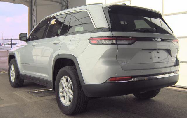 Used 2023 Jeep Grand Cherokee Laredo w/ Luxury Tech Group I AWD/4WD image 2