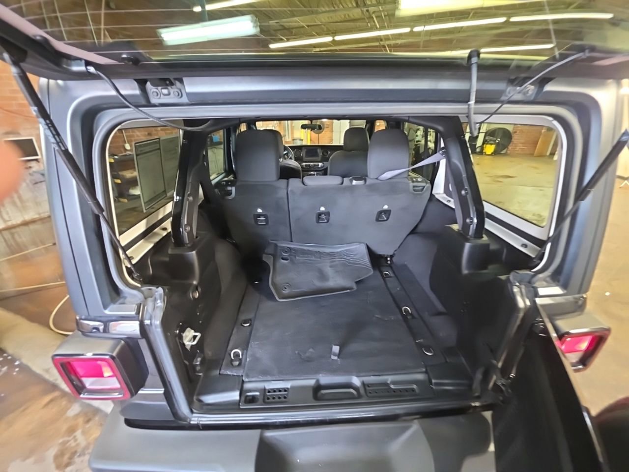 Used 2022 Jeep Wrangler Unlimited Sport AWD/4WD image 18