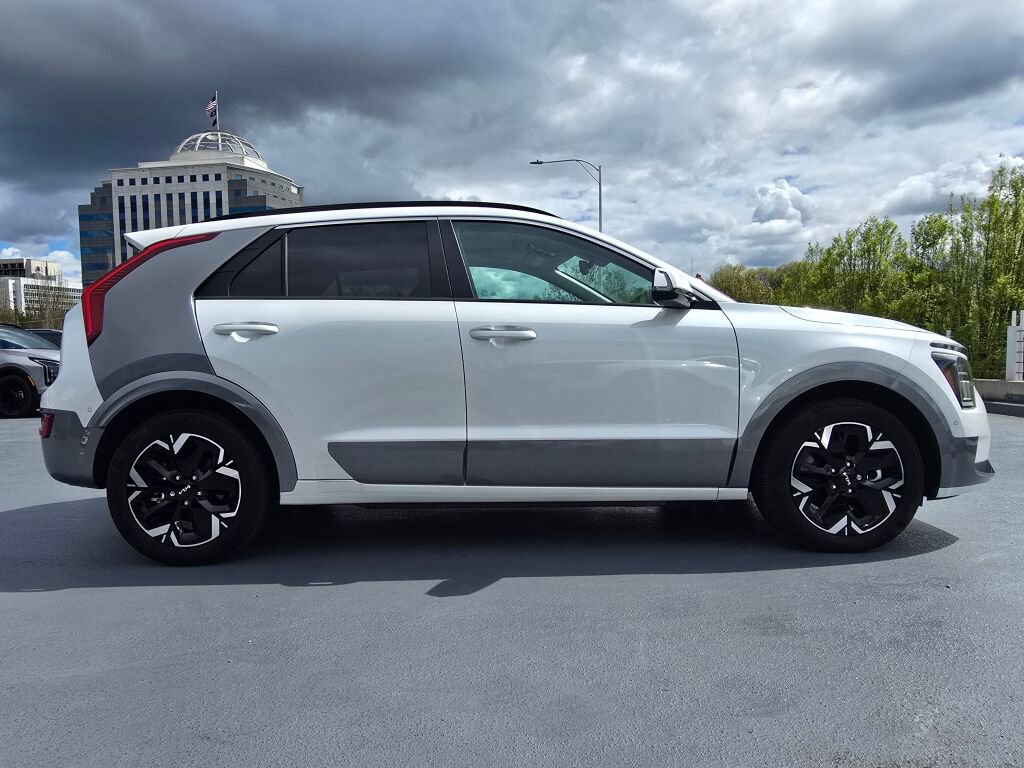 Used 2024 Kia Niro Wave w/ Wave Preserve Package image 3