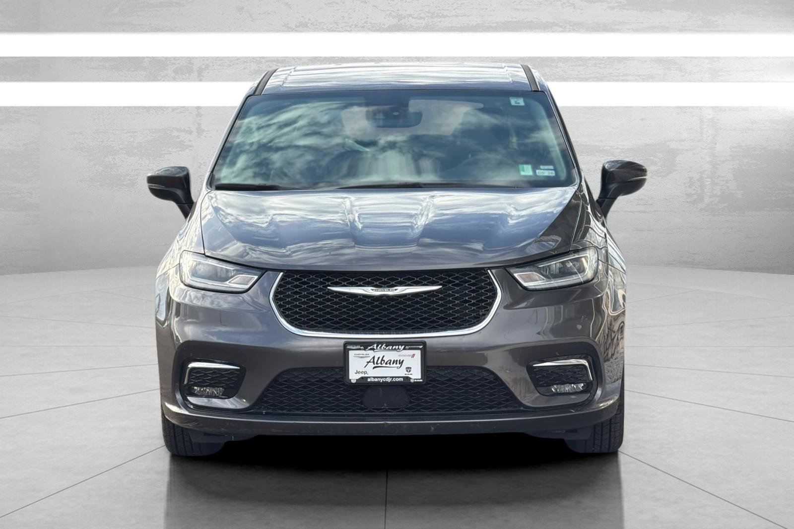 Used 2023 Chrysler Pacifica Touring-L image 3