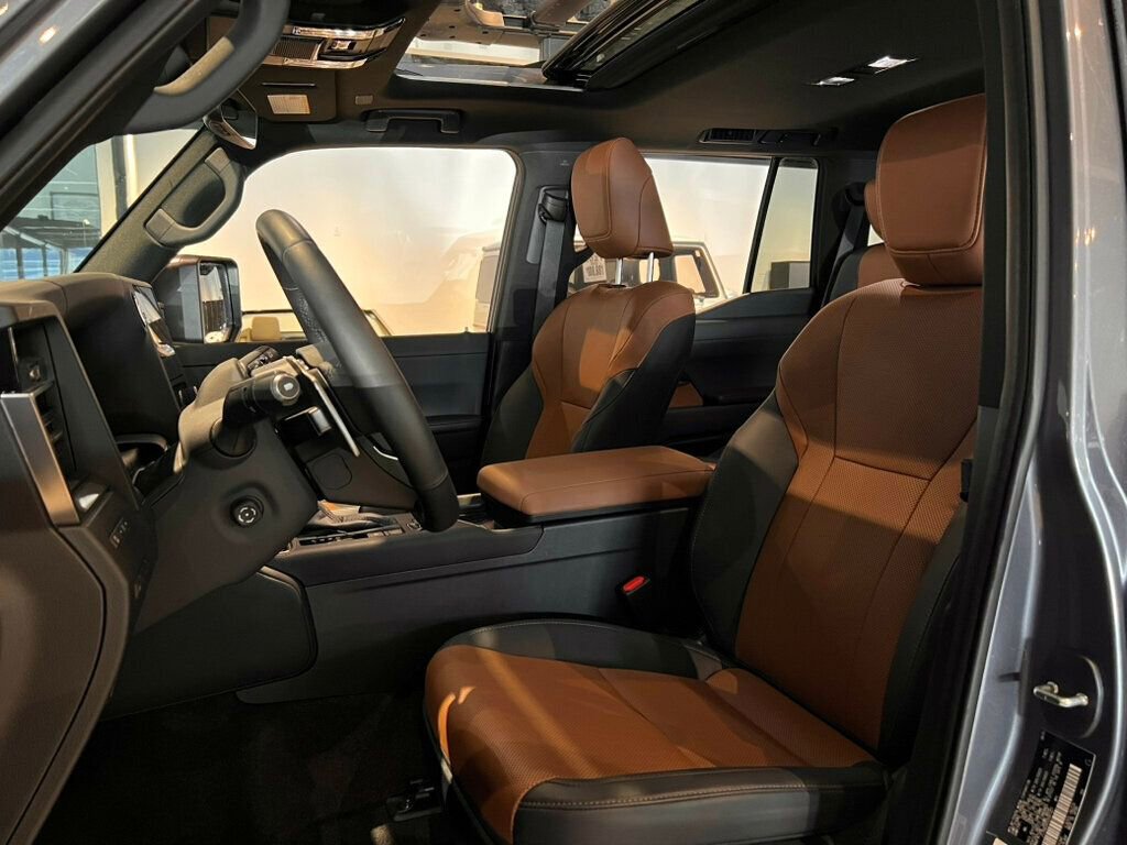 Used 2025 Lexus GX 550 w/ Accessory Package (31) image 9