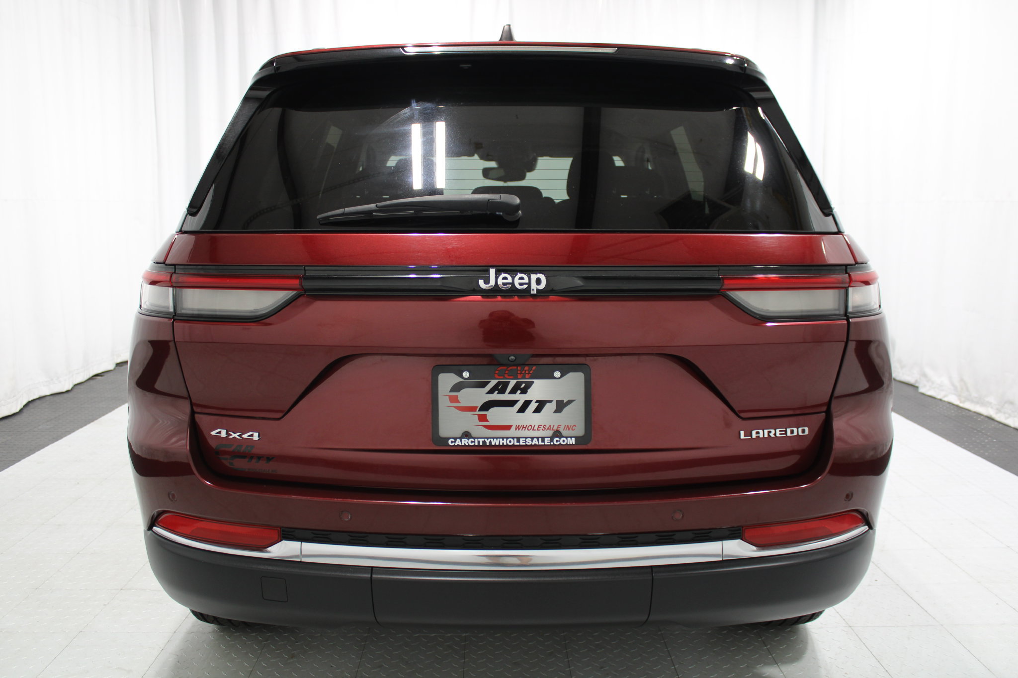 Used 2023 Jeep Grand Cherokee Laredo AWD/4WD image 7
