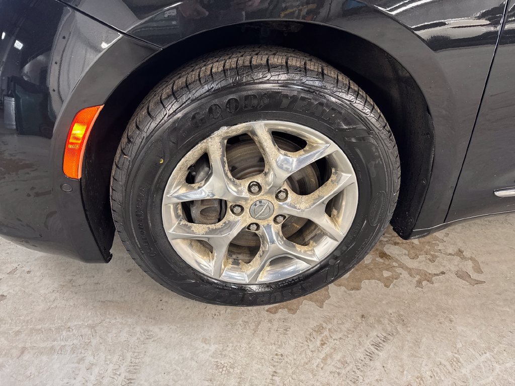 Used 2017 Chrysler Pacifica Limited FWD image 10