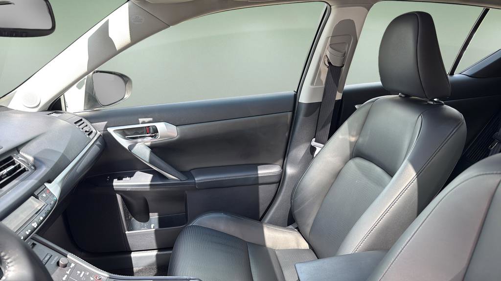 Used 2013 Lexus CT 200h w/ Premium Pkg w/Navigation FWD image 13
