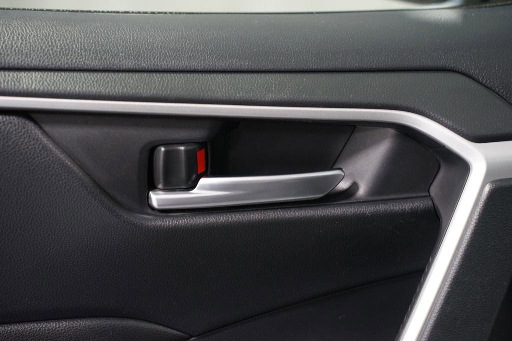 Used 2020 Toyota RAV4 XLE image 31