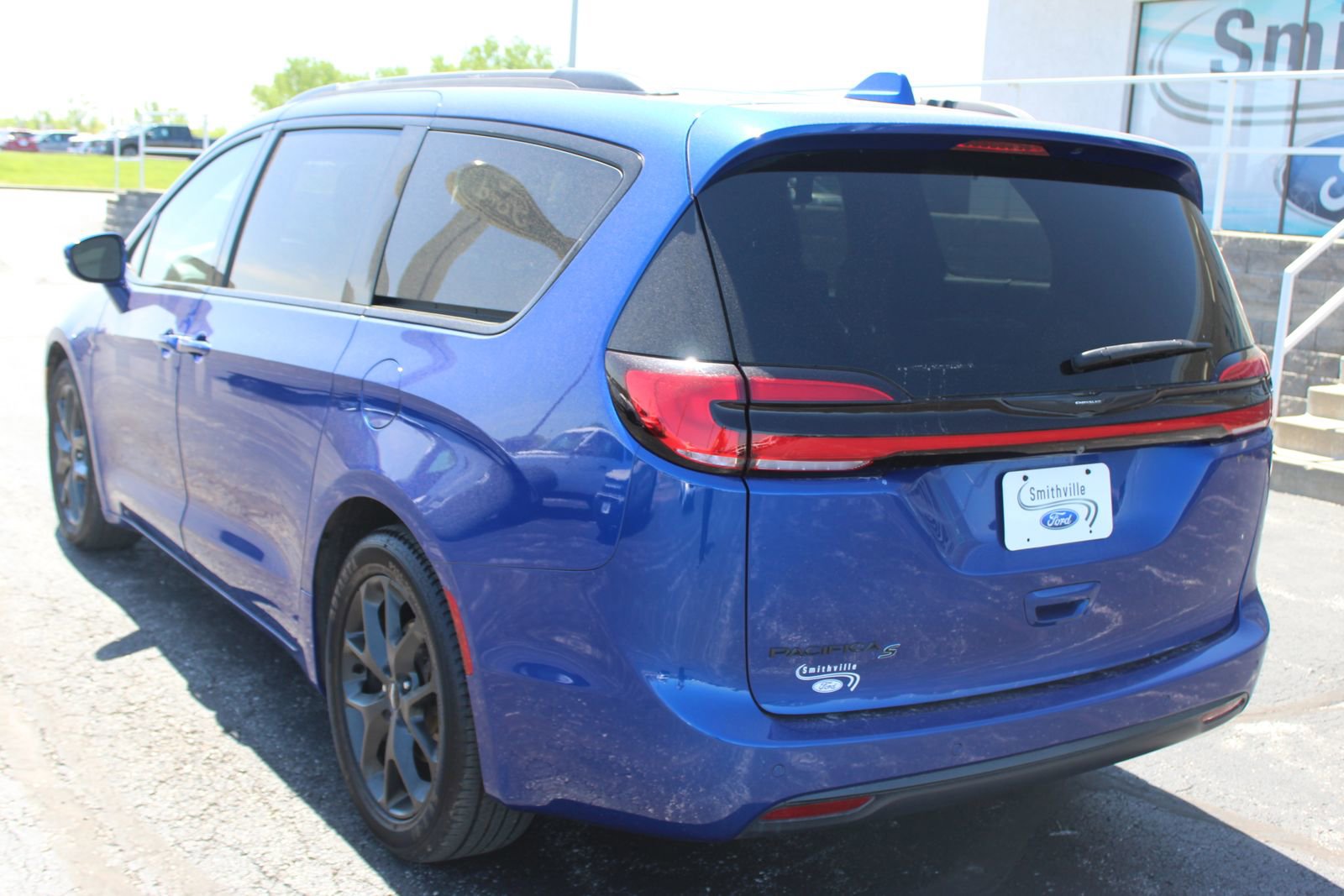 Used 2021 Chrysler Pacifica Touring-L w/ Uconnect Theater Family Group FWD image 4