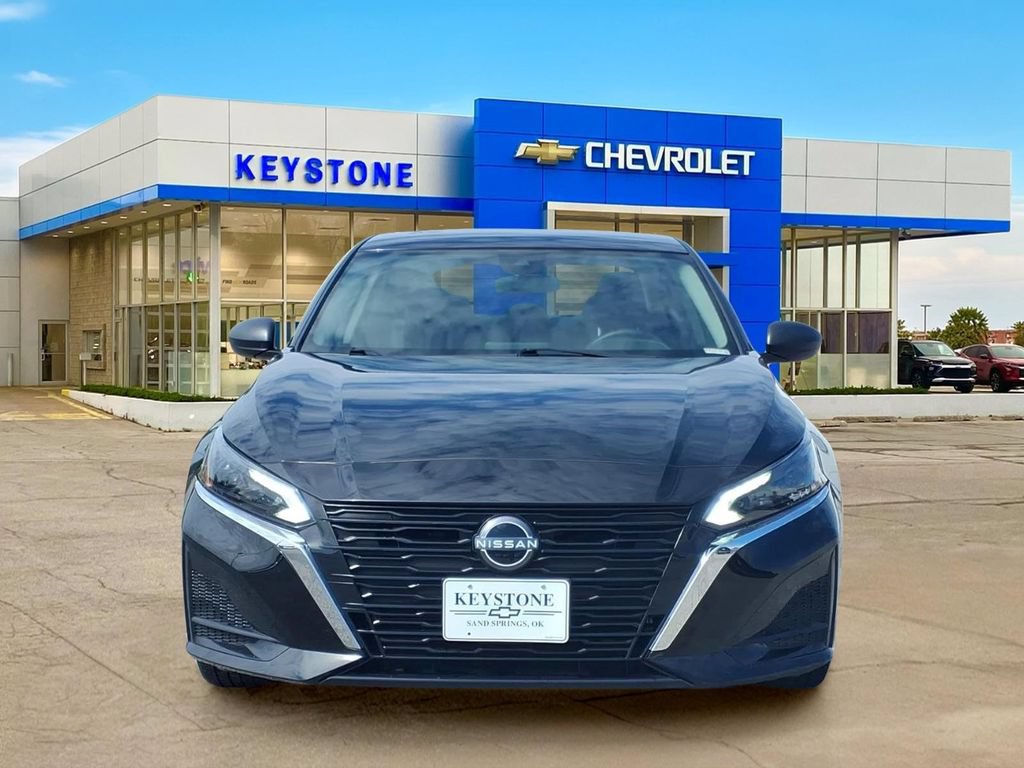 Used 2025 Nissan Altima 2.5 SV FWD image 2