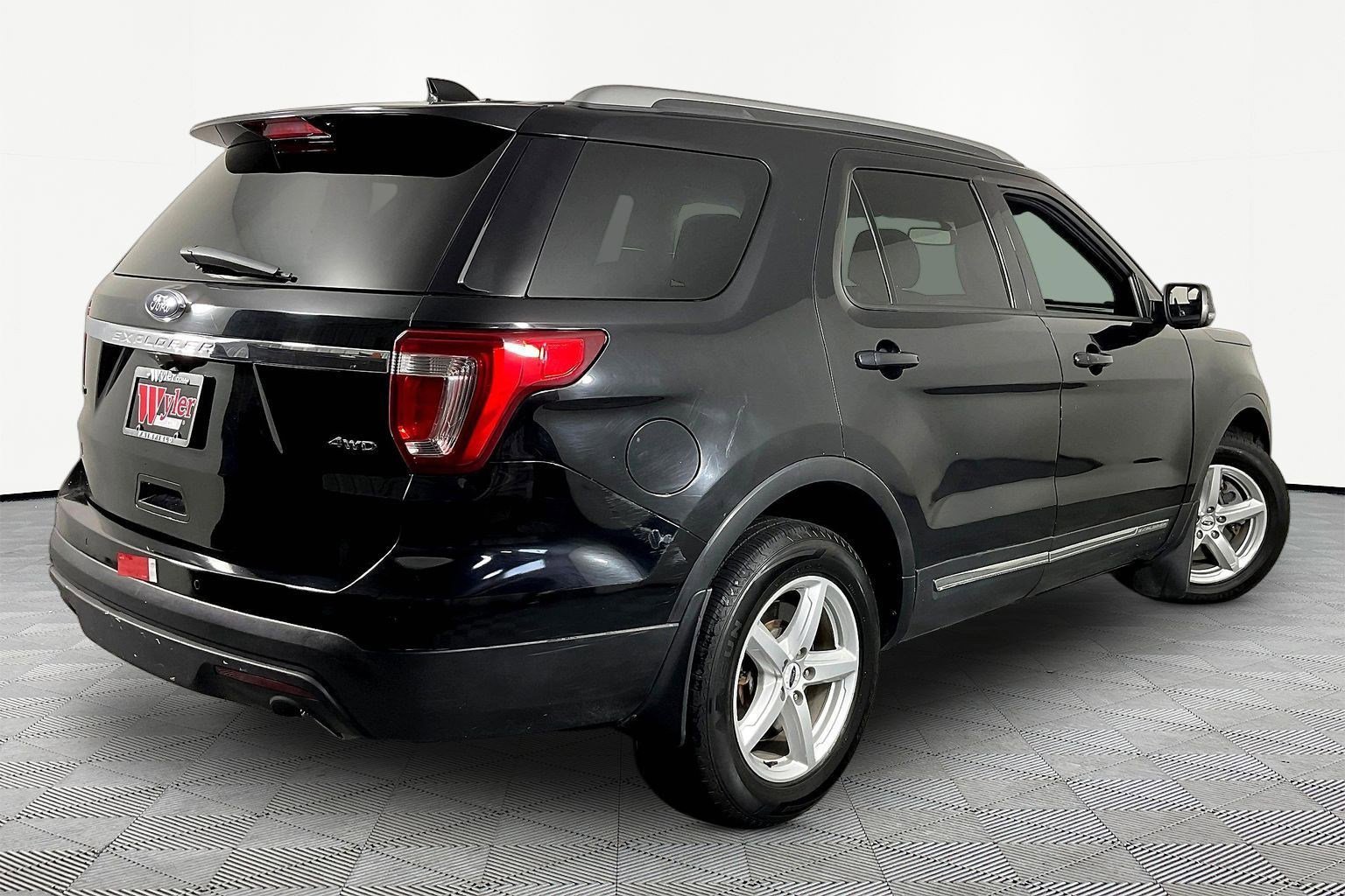 Used 2016 Ford Explorer XLT w/ Equipment Group 202A image 6