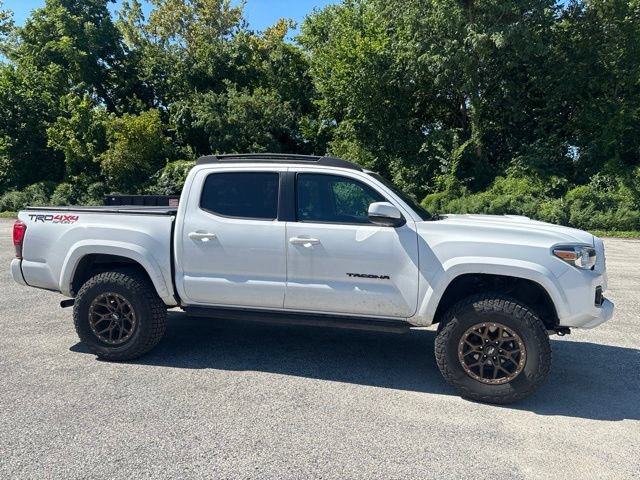 Used 2019 Toyota Tacoma TRD Sport AWD/4WD image 4