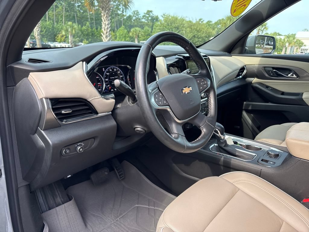 Used 2023 Chevrolet Traverse Premier FWD image 5