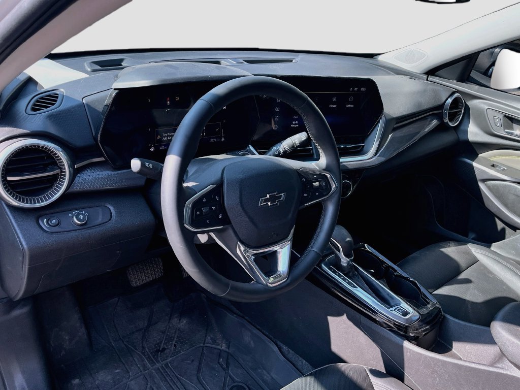 Used 2025 Chevrolet Trax ACTIV w/ Sunroof Package FWD image 9