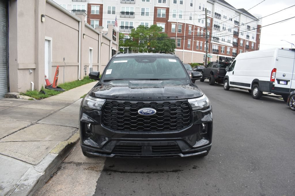 Used 2025 Ford Explorer ST-Line AWD/4WD image 2