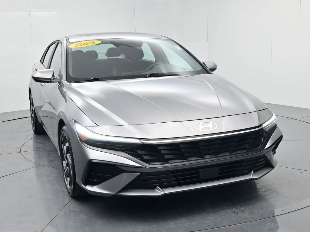 Used 2025 Hyundai Elantra SEL image 2