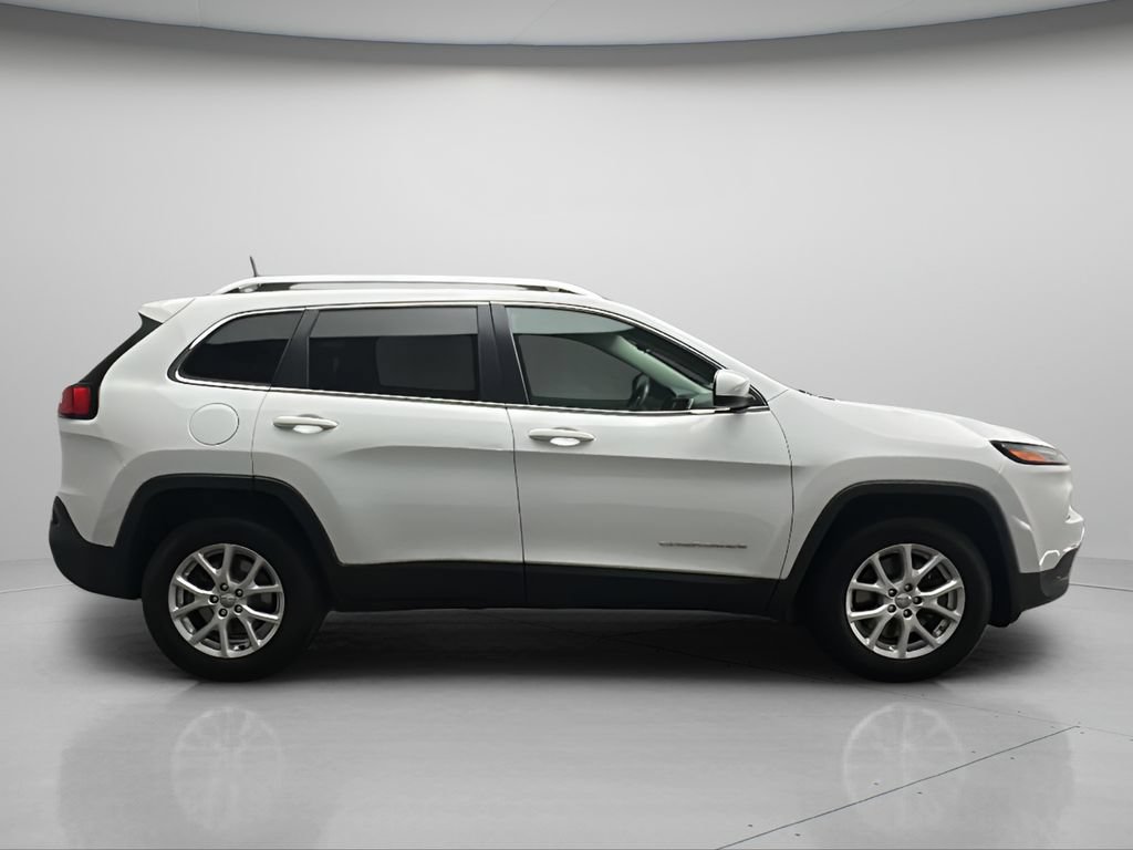 Used 2016 Jeep Cherokee Latitude w/ Cold Weather Group AWD/4WD image 8