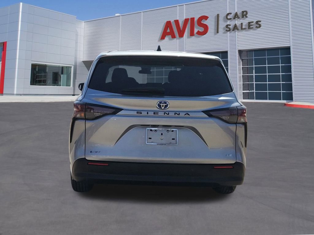 Used 2025 Toyota Sienna LE image 5
