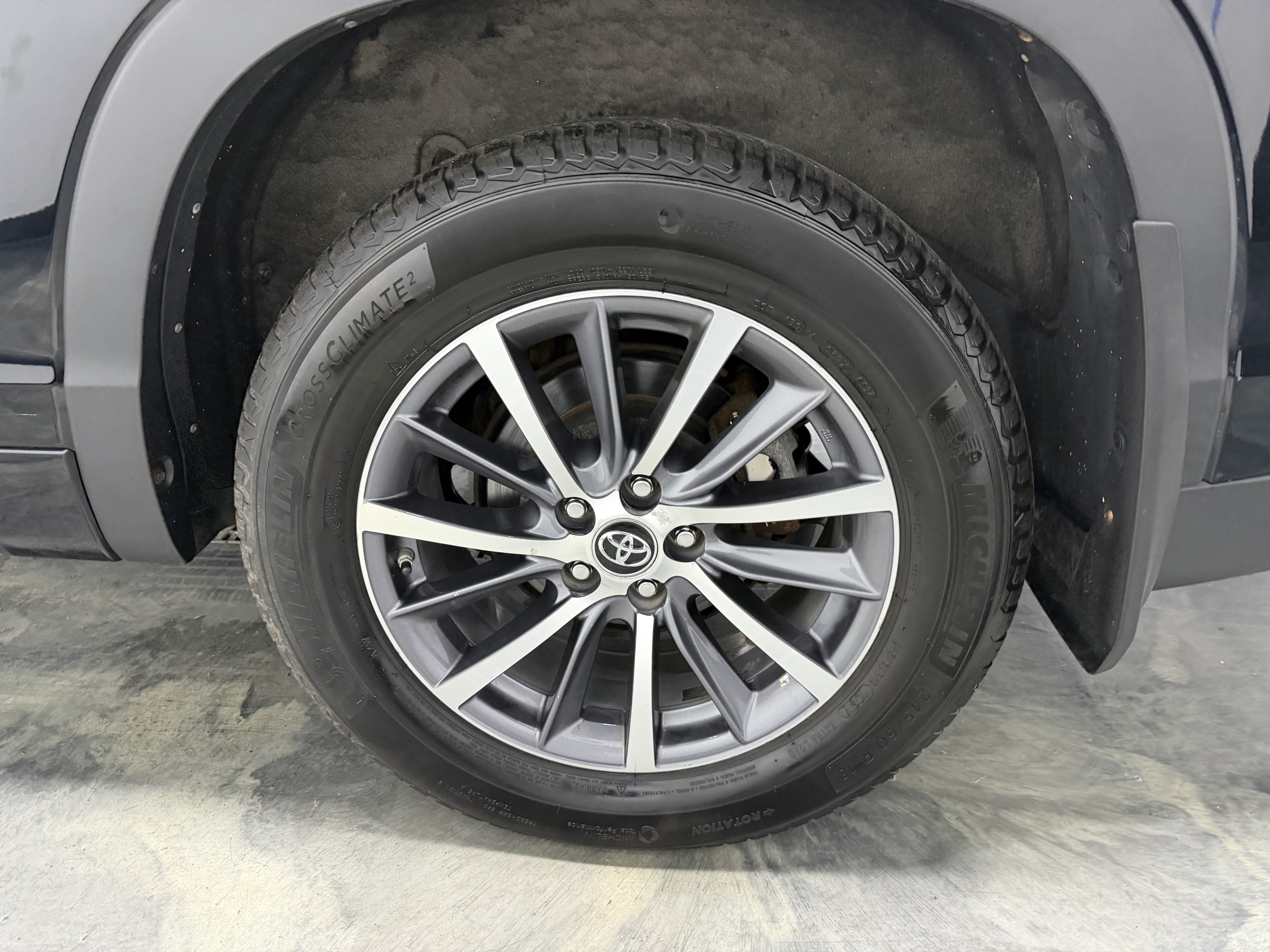 Used 2017 Toyota Highlander XLE AWD/4WD image 27