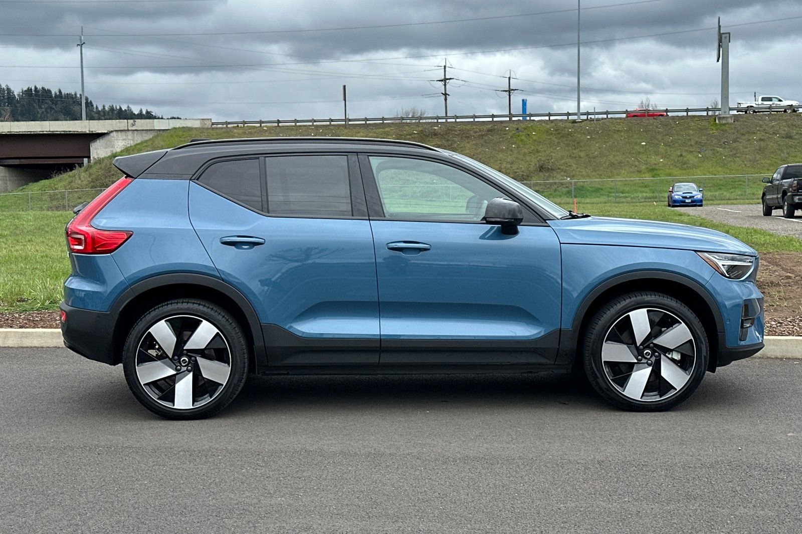 Used 2023 Volvo XC40 Recharge Ultimate image 2