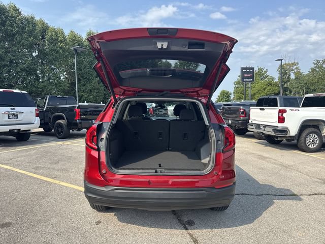 Used 2024 GMC Terrain SLE w/ Driver Convenience Package FWD image 24