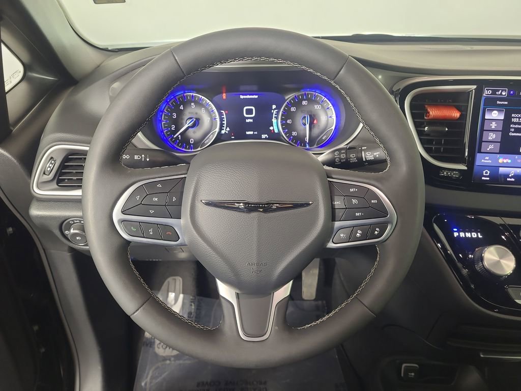 Used 2025 Chrysler Pacifica Select FWD image 12