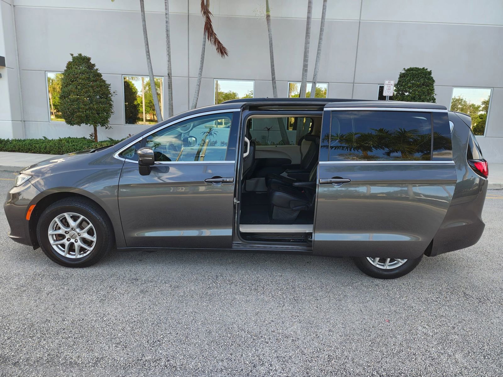 Used 2022 Chrysler Pacifica Touring-L FWD image 14